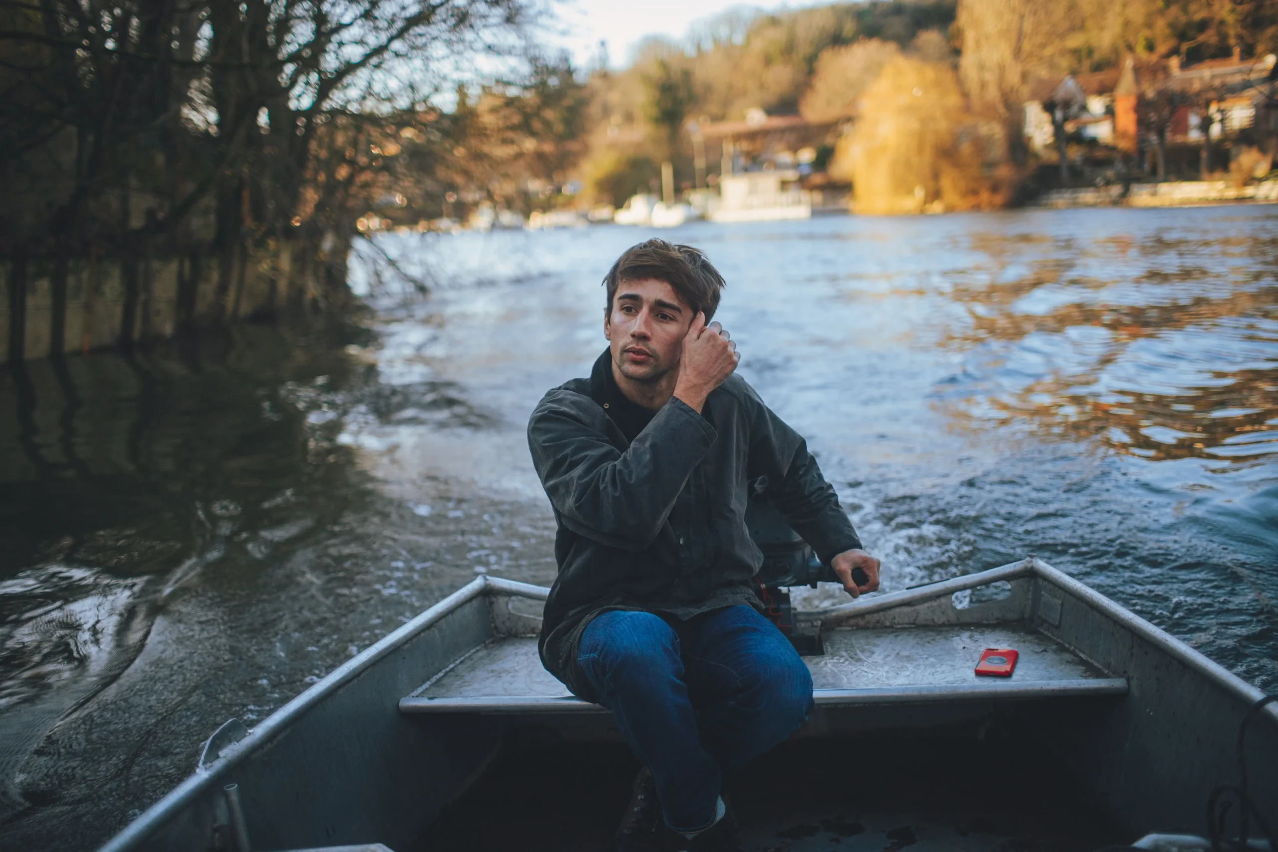 Un homme dans une barque