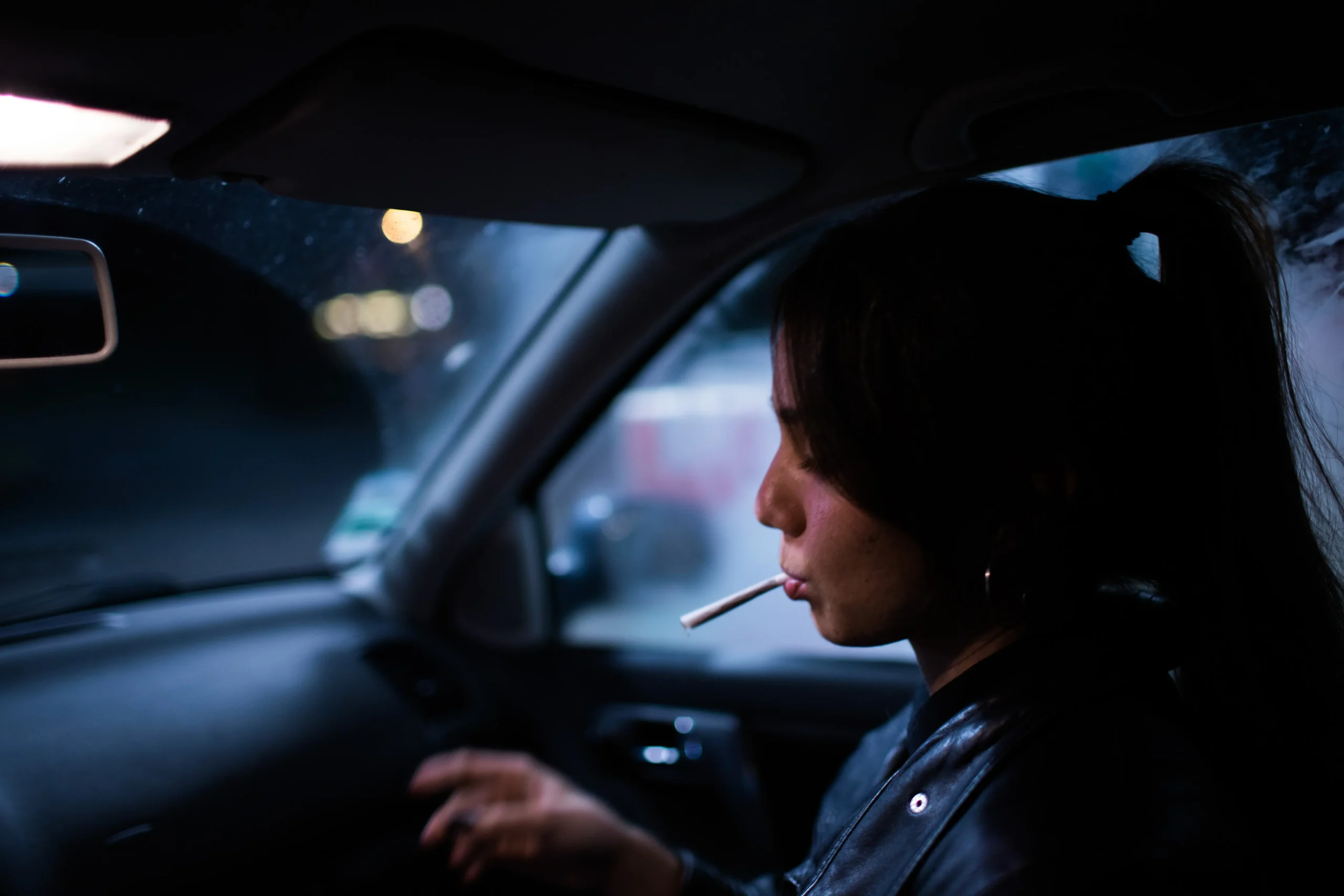 Portrait femme de profil dans une voiture