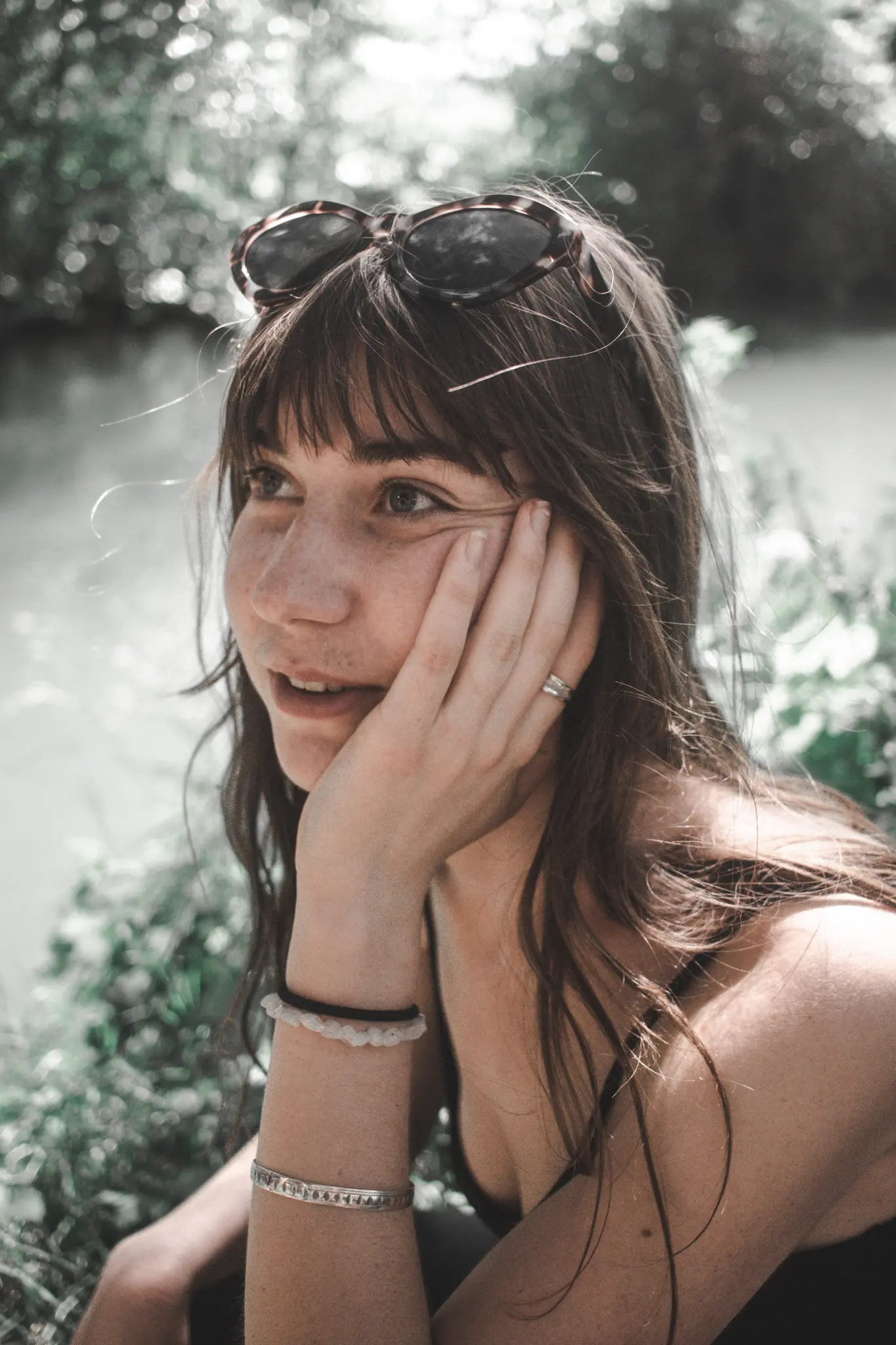 portrait d'une jeune femme au bord d'un lac